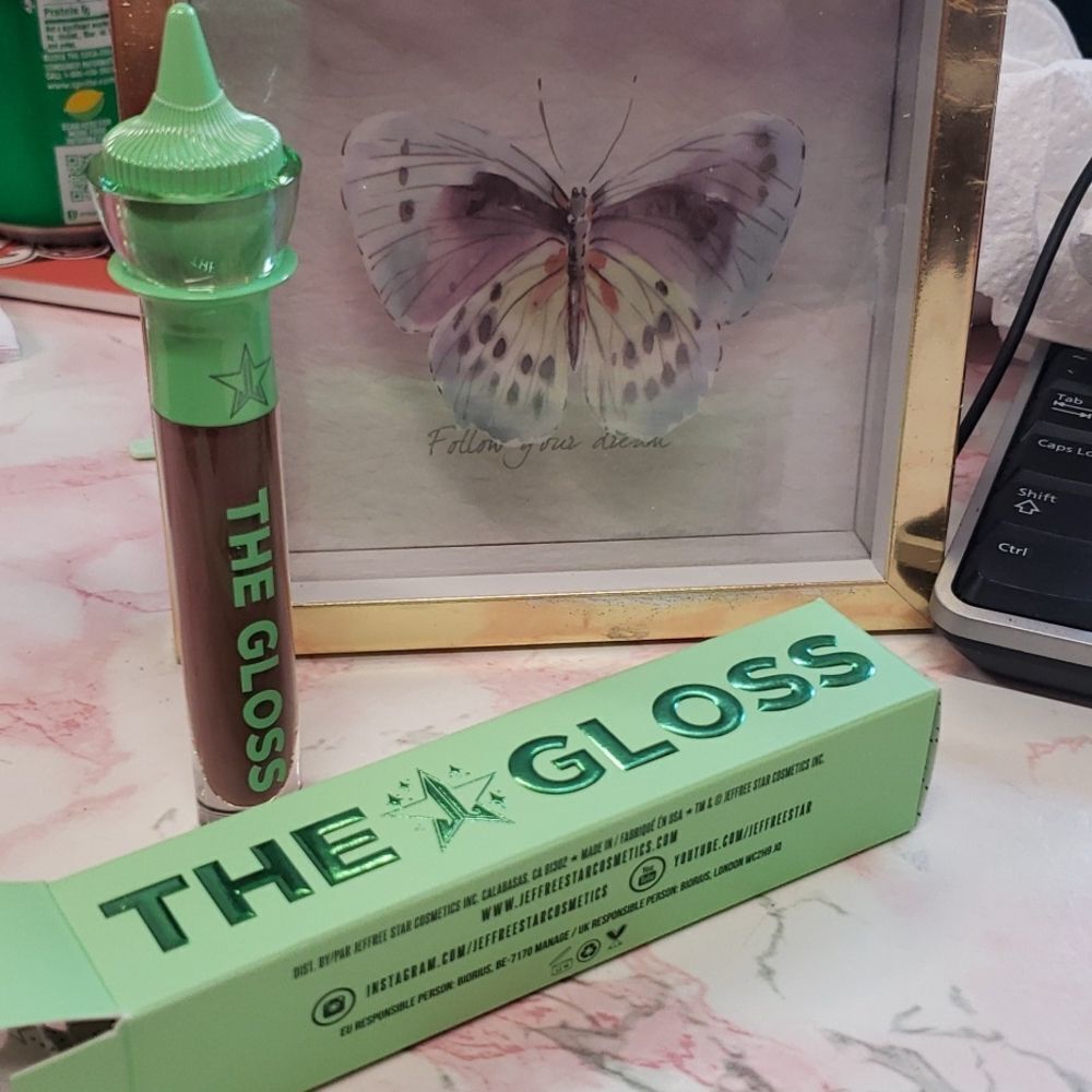THE GLOSS UNTOUCHABLE  JS Cosmetics NIP